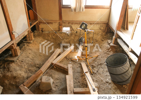 古い一戸建ての和室の床板を全て剥がして土間になりました 134921599