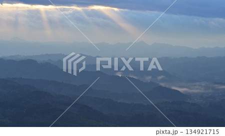 山に差し込む光 山に差し込む光 134921715
