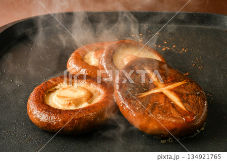 シイタケを焼く 134921765