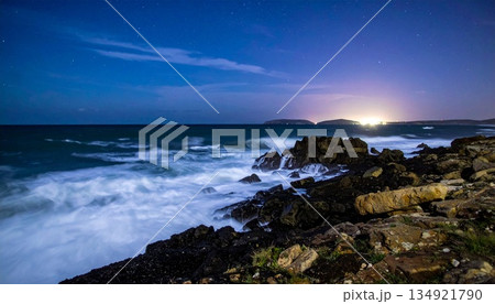 夜の荒海に砕け散る白波1 夜の荒海に砕け散る白波1 134921790