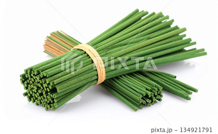 香り立つ緑色のお線香の束4 134921791