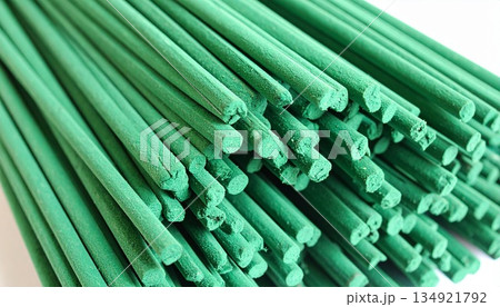 香り立つ緑色のお線香の束3 134921792