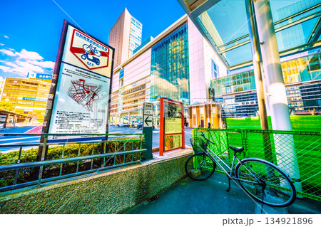 日本の横浜都市景観1月2日。 横浜駅前に急増する悪質な放置自転車…街角のダメ…自転車等放置禁止区域 日本の横浜都市景観1月2日。 横浜駅前に急増する悪質な放置自転車…街角のダメ…自転車等放置禁止区域 134921896