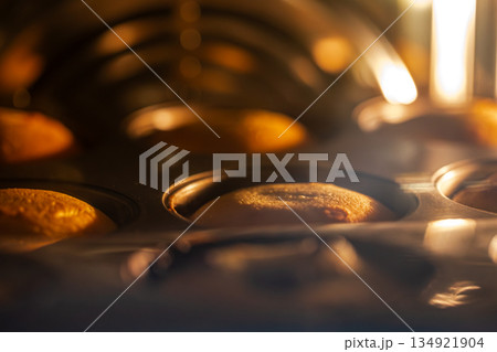 焼き お菓子づくり パンを焼く 134921904