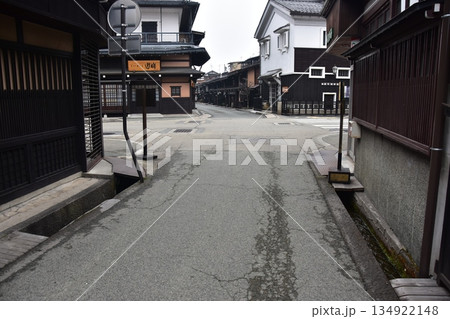 日本の岐阜県 高山市の古い町並 歴史を感じさせる古民家 春の高山祭期間中の朝の様子 日本の岐阜県 高山市の古い町並 歴史を感じさせる古民家 春の高山祭期間中の朝の様子 134922148