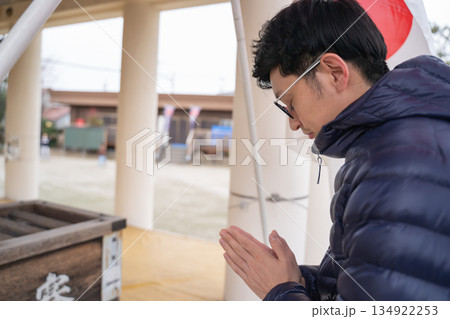 参拝する男性 参拝する男性 134922253