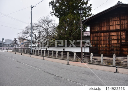 日本の岐阜県　高山市の古い町並　歴史を感じさせる古民家　春の高山祭期間中の朝の様子 134922268