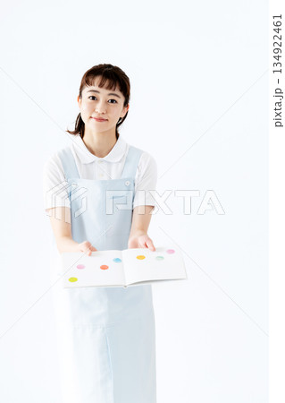絵本を持つ保育士の女性 絵本を持つ保育士の女性 134922461