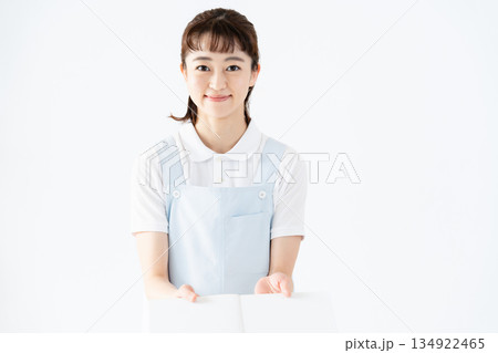 絵本を持つ保育士の女性 134922465