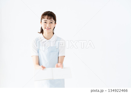 絵本を持つ保育士の女性 絵本を持つ保育士の女性 134922466
