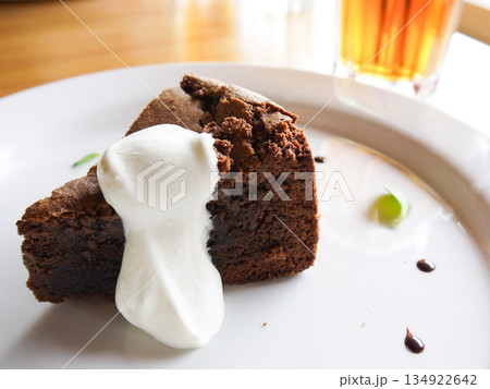 生クリームが乗ったガトーショコラ 生クリームが乗ったガトーショコラ 134922642