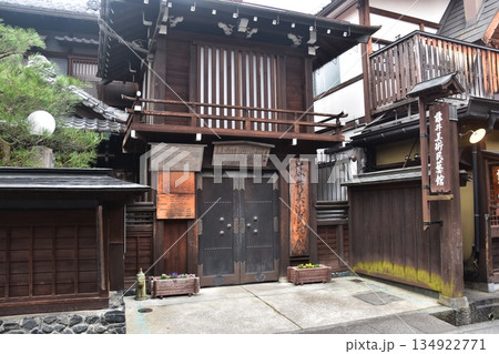 日本の岐阜県　高山市にある味わい深い美術館　レトロな外観の歴史的建造物 134922771