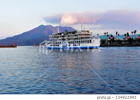 鹿児島市　桜島と桜島フェリーと鹿児島港 134922993