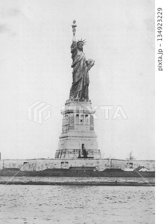 古写真　1916年　米国　ニューヨークの自由の女神像 134923229