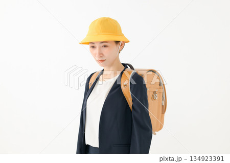 ランドセルを背負った大人の女性 134923391