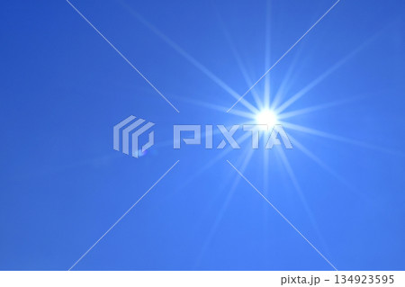 青空と太陽 直射日光 イメージ( fix撮影 ) 青空と太陽 直射日光 イメージ( fix撮影 ) 134923595