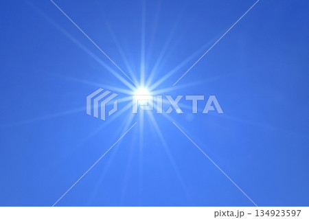 青空と太陽 直射日光 イメージ( fix撮影 ) 青空と太陽 直射日光 イメージ( fix撮影 ) 134923597