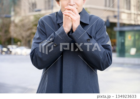 オフィス街で寒そうな男性 オフィス街で寒そうな男性 134923633