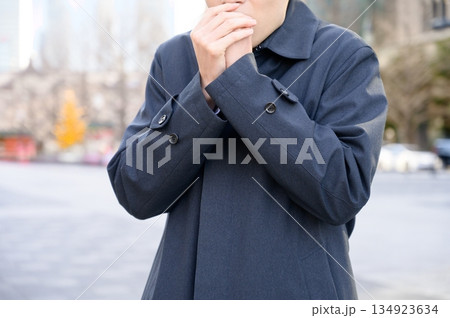 オフィス街で寒そうな男性 134923634