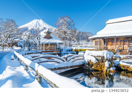 忍野八海　富士山　冬景色 134923652