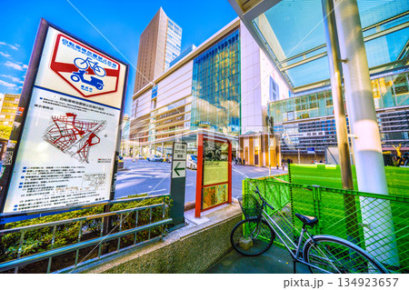 日本の横浜都市景観1月2日。 横浜駅前に急増する悪質な放置自転車…街角のダメ…自転車等放置禁止区域 134923657