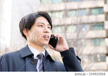 オフィス街でスマホを使用する男性 オフィス街でスマホを使用する男性 134923958