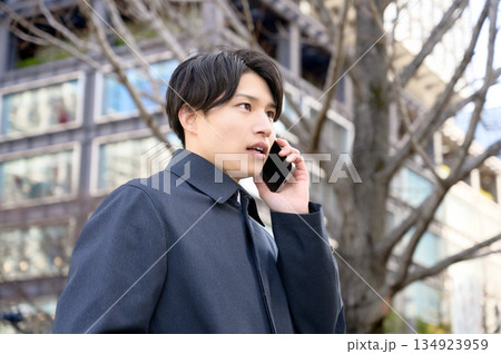 オフィス街でスマホを使用する男性 134923959