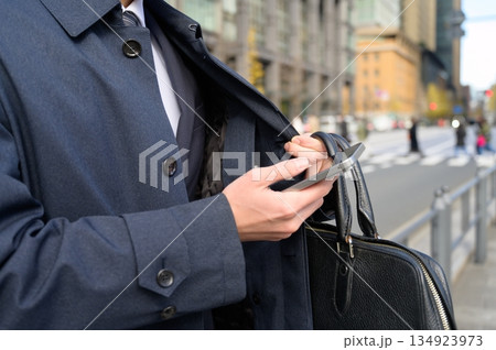 オフィス街でスマホを使用する男性 134923973