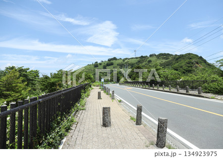 空のみえる歩道 空のみえる歩道 134923975
