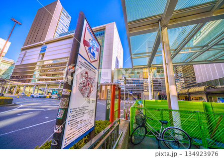 日本の横浜都市景観1月2日。 横浜駅前に急増する悪質な放置自転車…街角のダメ…自転車等放置禁止区域 134923976