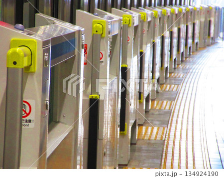 JR東日本の京浜東北線のさいたま新都心駅のホームドアの風景 134924190