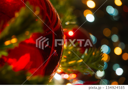 クリスマスツリーの赤いオーナメントと玉ボケ クリスマスツリーの赤いオーナメントと玉ボケ 134924585