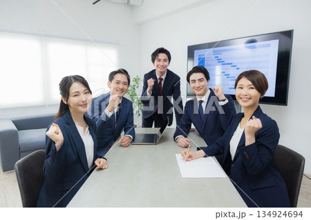 オフィスで会議するビジネスマン 134924694