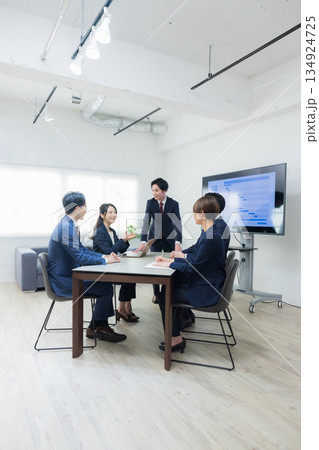 オフィスで会議するビジネスマン 134924725