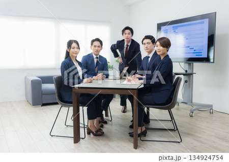 オフィスで会議するビジネスマン 134924754