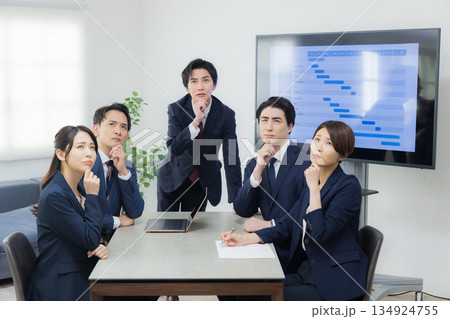 オフィスで会議するビジネスマン 134924755