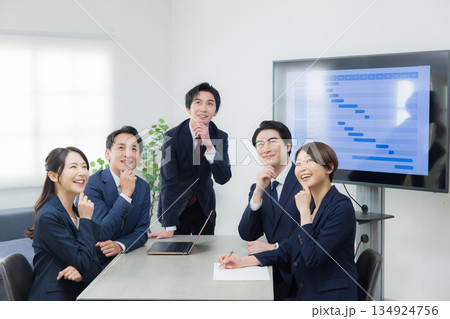 オフィスで会議するビジネスマン 134924756