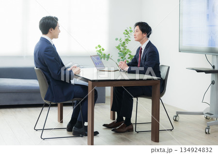 オフィスで会議するビジネスマン 134924832