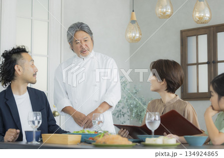 グレイヘアのシェフ　 134924865