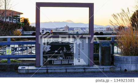 「成城の富士見橋」に設置された案内板と富士山、関東の冨士見100景に指定されている 「成城の富士見橋」に設置された案内板と富士山、関東の冨士見100景に指定されている 134925385