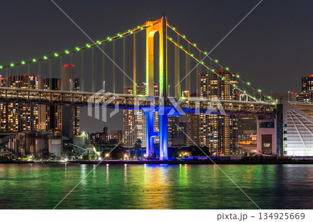 《東京都》レインボーブリッジの夜景・レインボーカラーライトアップ 134925669