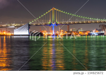 《東京都》レインボーブリッジの夜景・レインボーカラーライトアップ 134925672