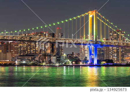 《東京都》レインボーブリッジの夜景・レインボーカラーライトアップ 134925673