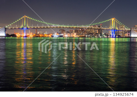 《東京都》レインボーブリッジの夜景・レインボーカラーライトアップ 134925674