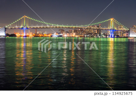 《東京都》レインボーブリッジの夜景・レインボーカラーライトアップ 134925675