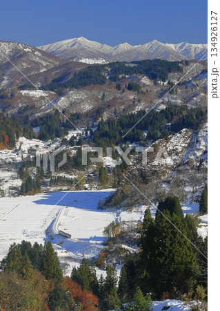 紅葉と雪景色の只見線と浅草岳 134926127
