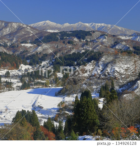 紅葉と雪景色の只見線と浅草岳 134926128