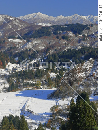 紅葉と雪景色の只見線と浅草岳 134926131