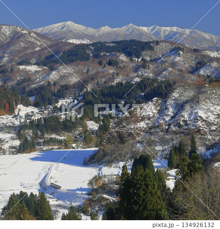 紅葉と雪景色の只見線と浅草岳 134926132