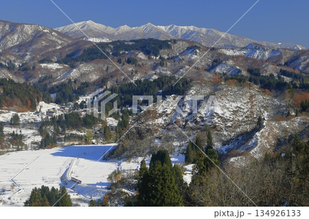 紅葉と雪景色の只見線と浅草岳 134926133